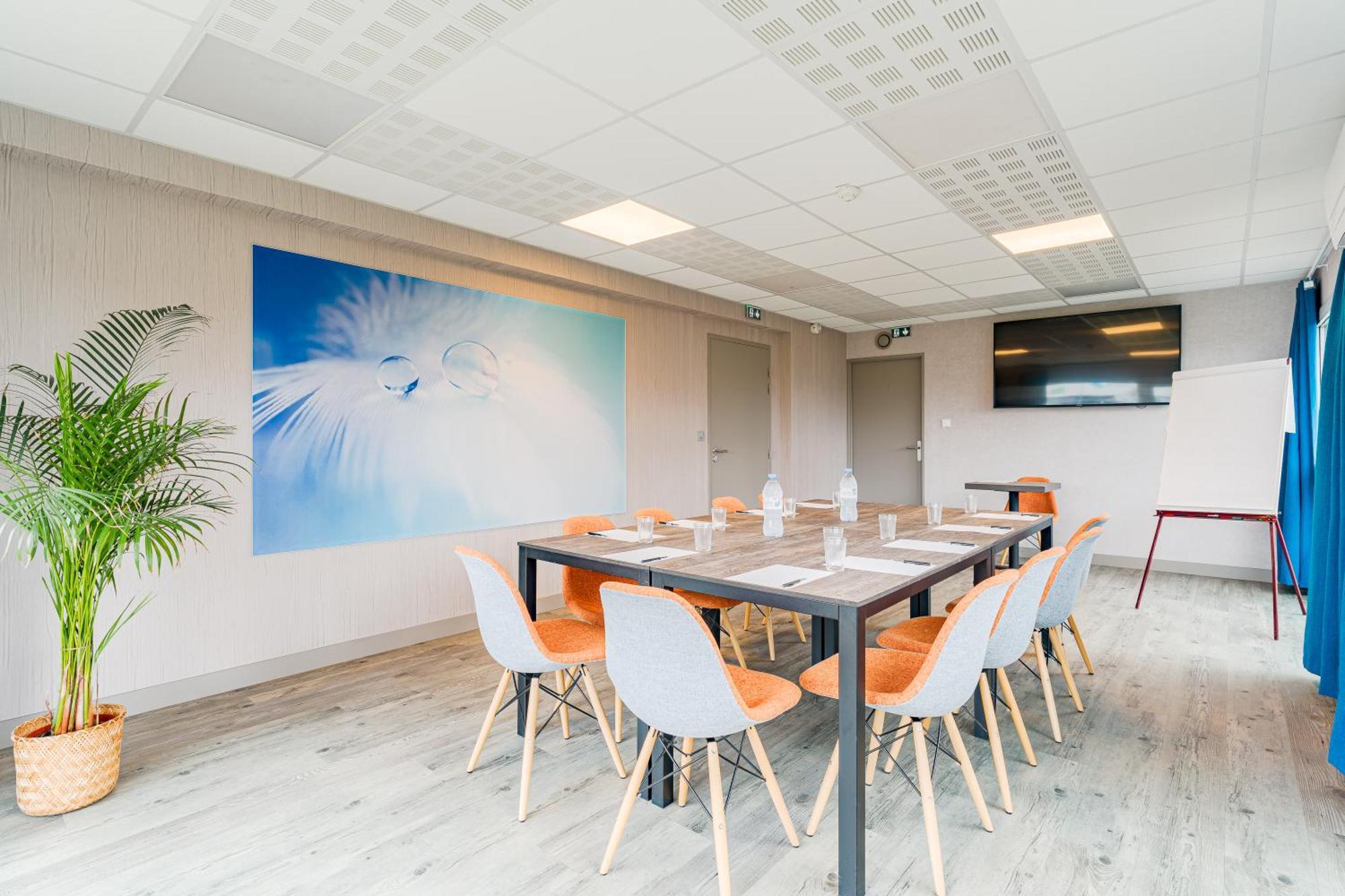 Kyriad Direct Tours Sud - Chambray Les Tours Exterior foto