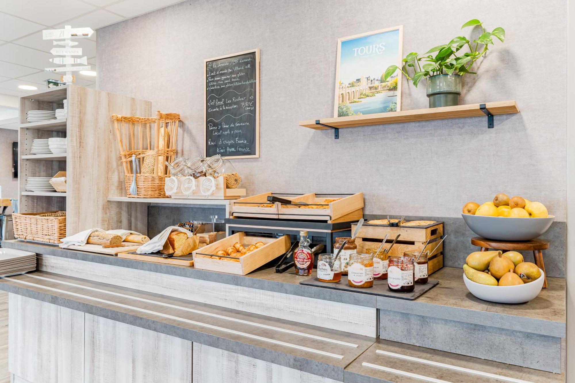 Kyriad Direct Tours Sud - Chambray Les Tours Exterior foto