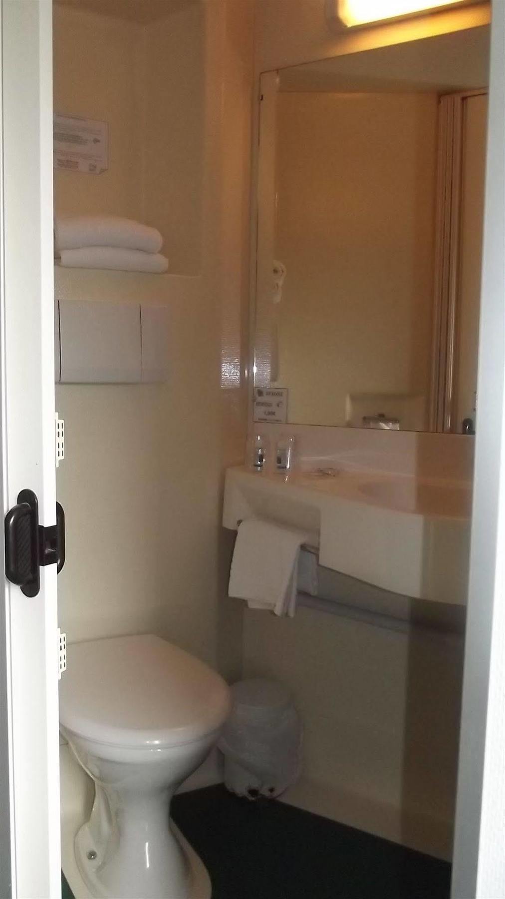 Kyriad Direct Tours Sud - Chambray Les Tours Exterior foto